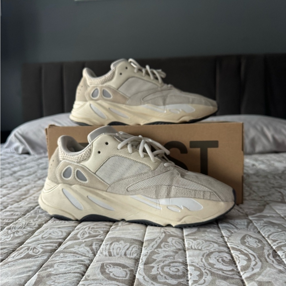 Adidas Yeezy 700 analog
